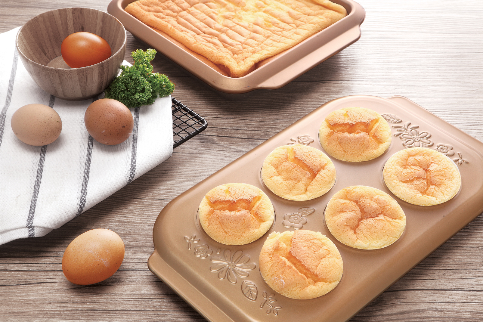 7-Piece Country Kitchen Bakeware Set with Carving Base