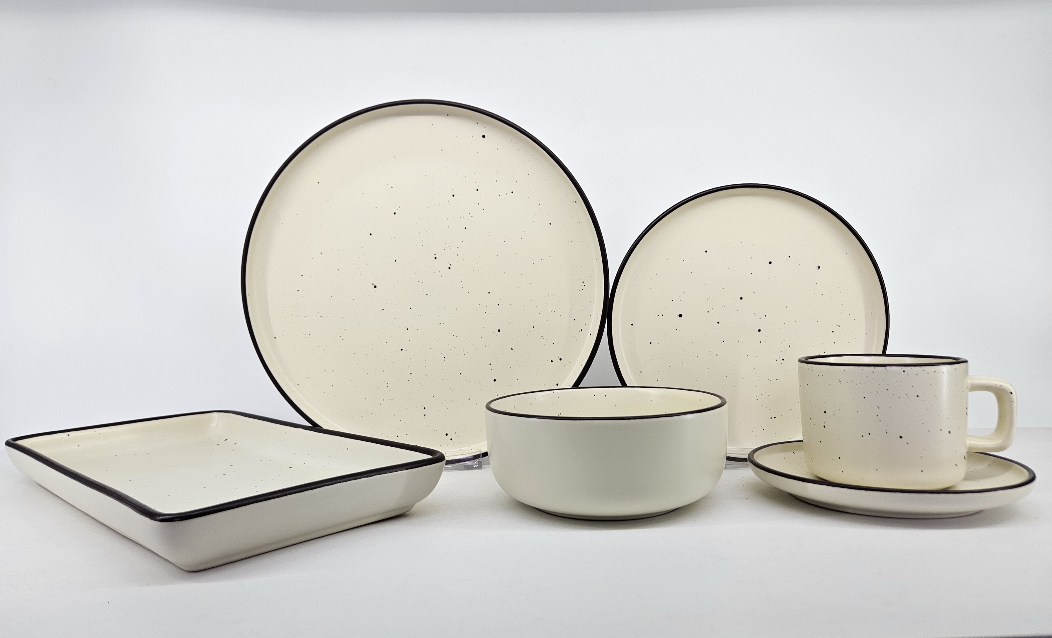 32-Piece Stoneware Dinner Set with Golden Rim