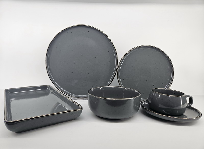 32-Piece Stoneware Dinner Set with Golden Rim
