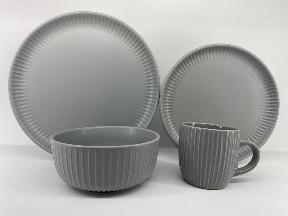 16-Piece Stoneware Glazed Dinner Set with Golden Rim