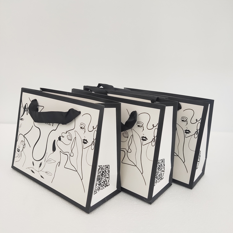 Custom Logo Paper Gift Bags for Jewelry Packaging