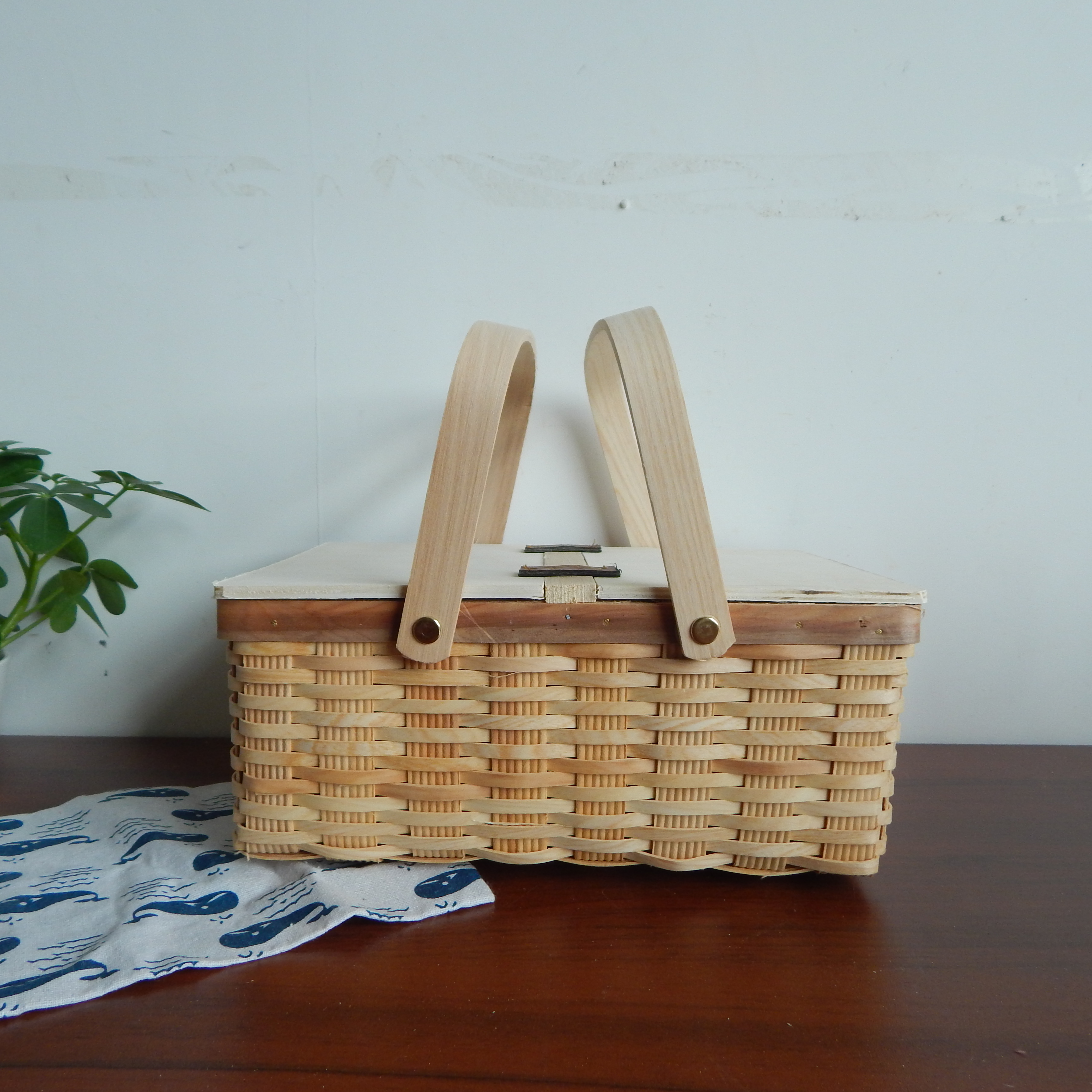 Woodchip Picnic Basket