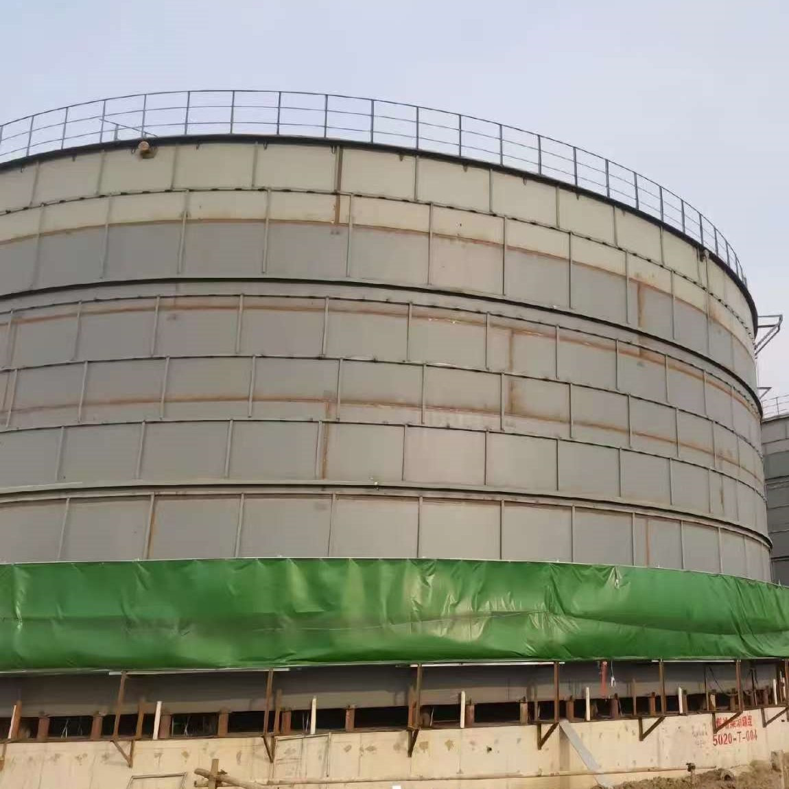 Vertical Corrosion-Resistant Chemical Storage Tank