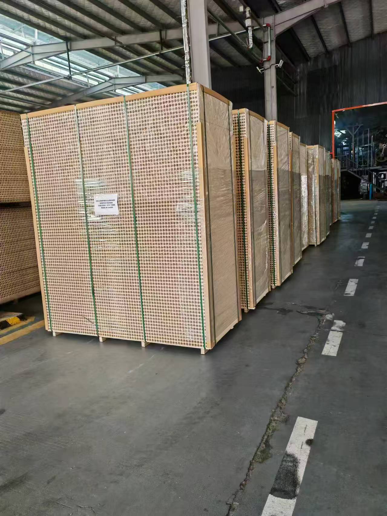 HOLLOW PARTICLE BOARD