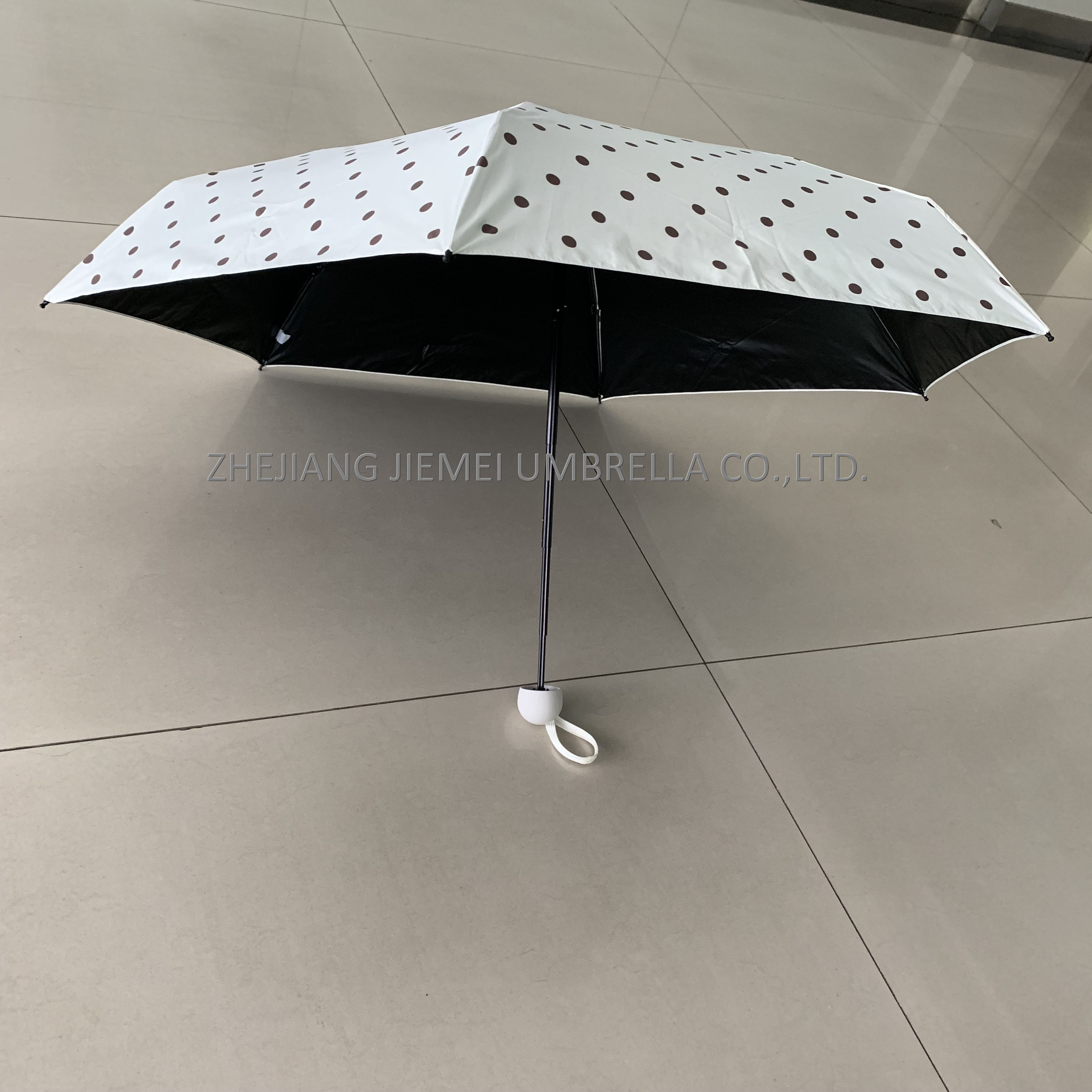 Capsule with 5 folding umbrella