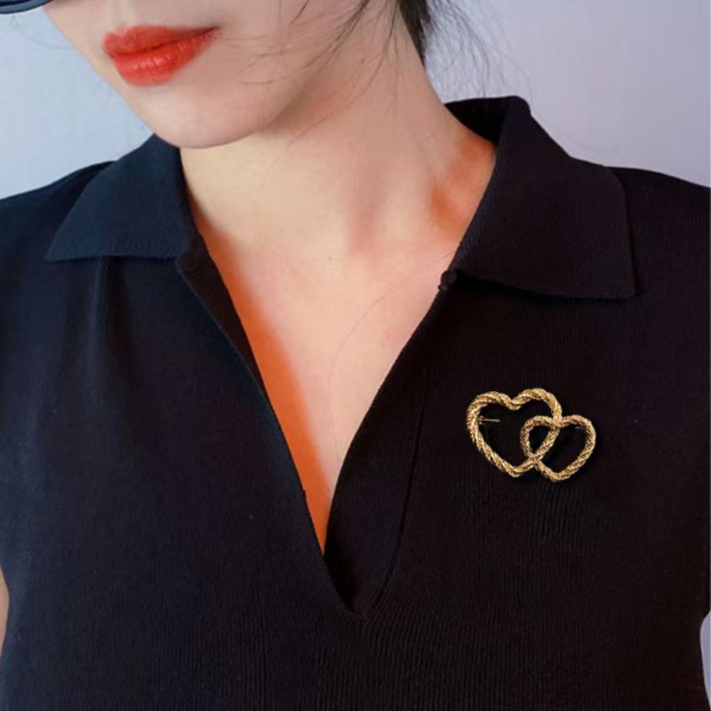 Minimalist gold heart anti-glare brooch