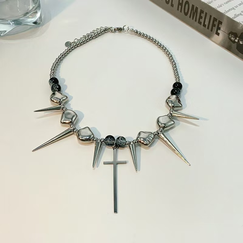 European and American Hip-Hop Riveted Women's High-End Collarbone Necklace