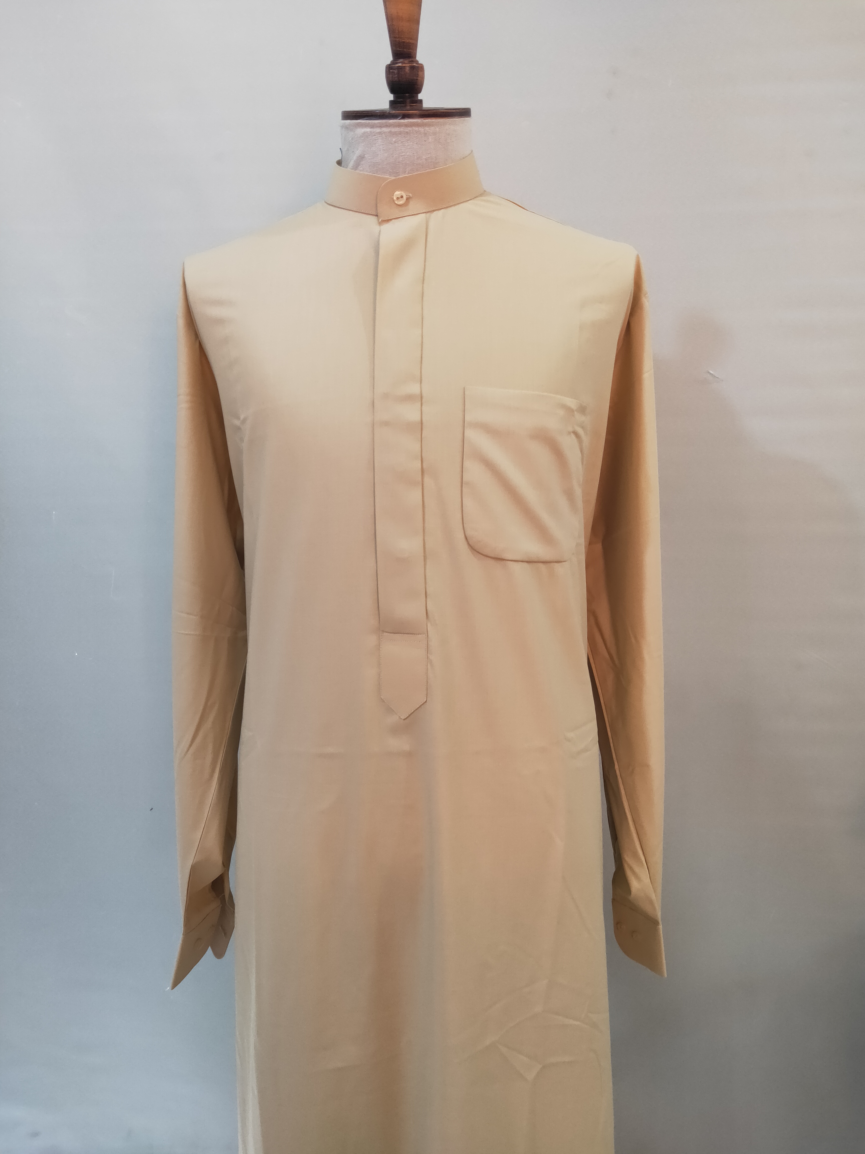 Customizable 3D model of an Iraqi robe with adjustable fabric, color, and embroidery