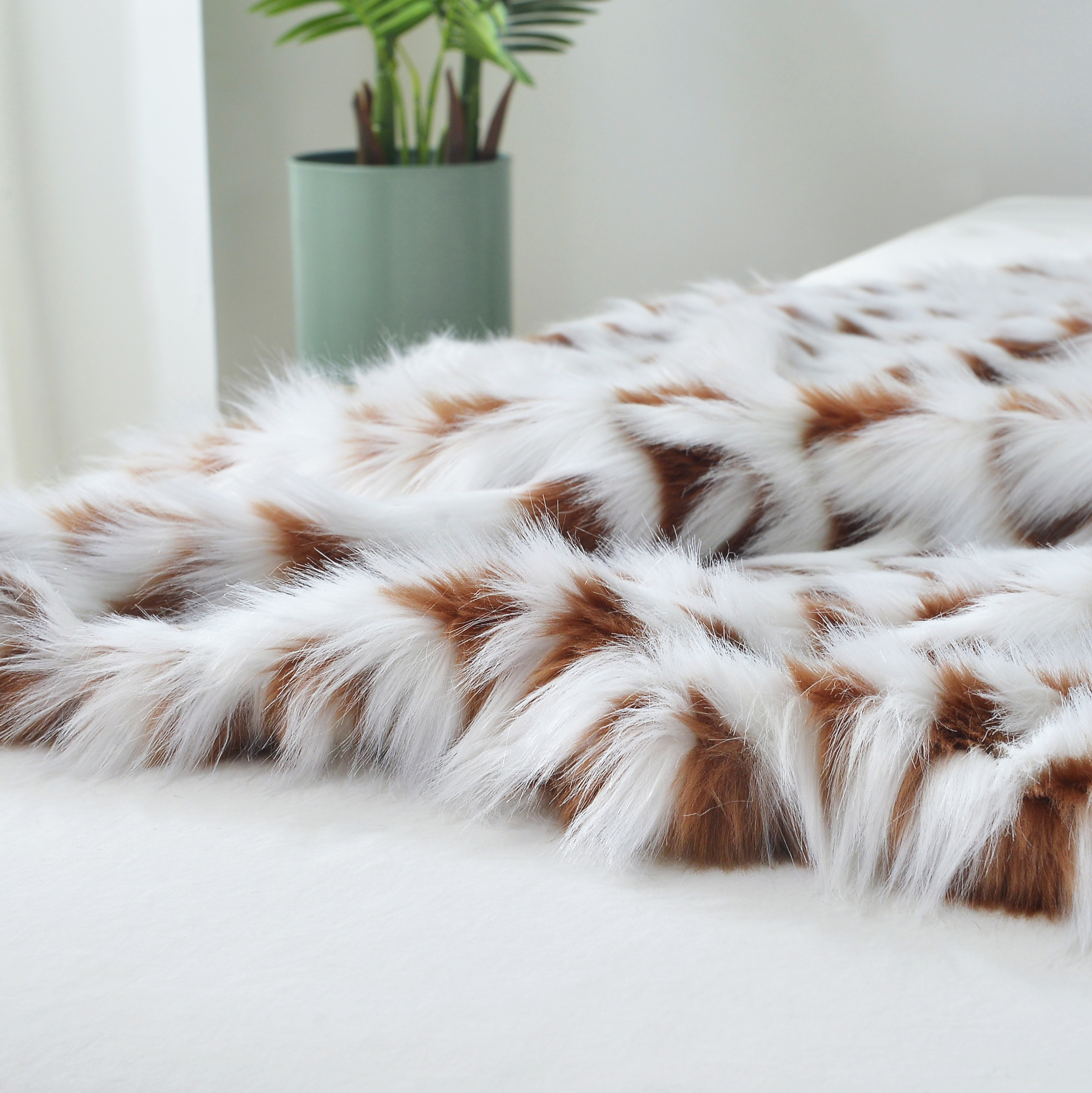 DECOSY High and Low Pile Jacquard Faux Fur Blanket