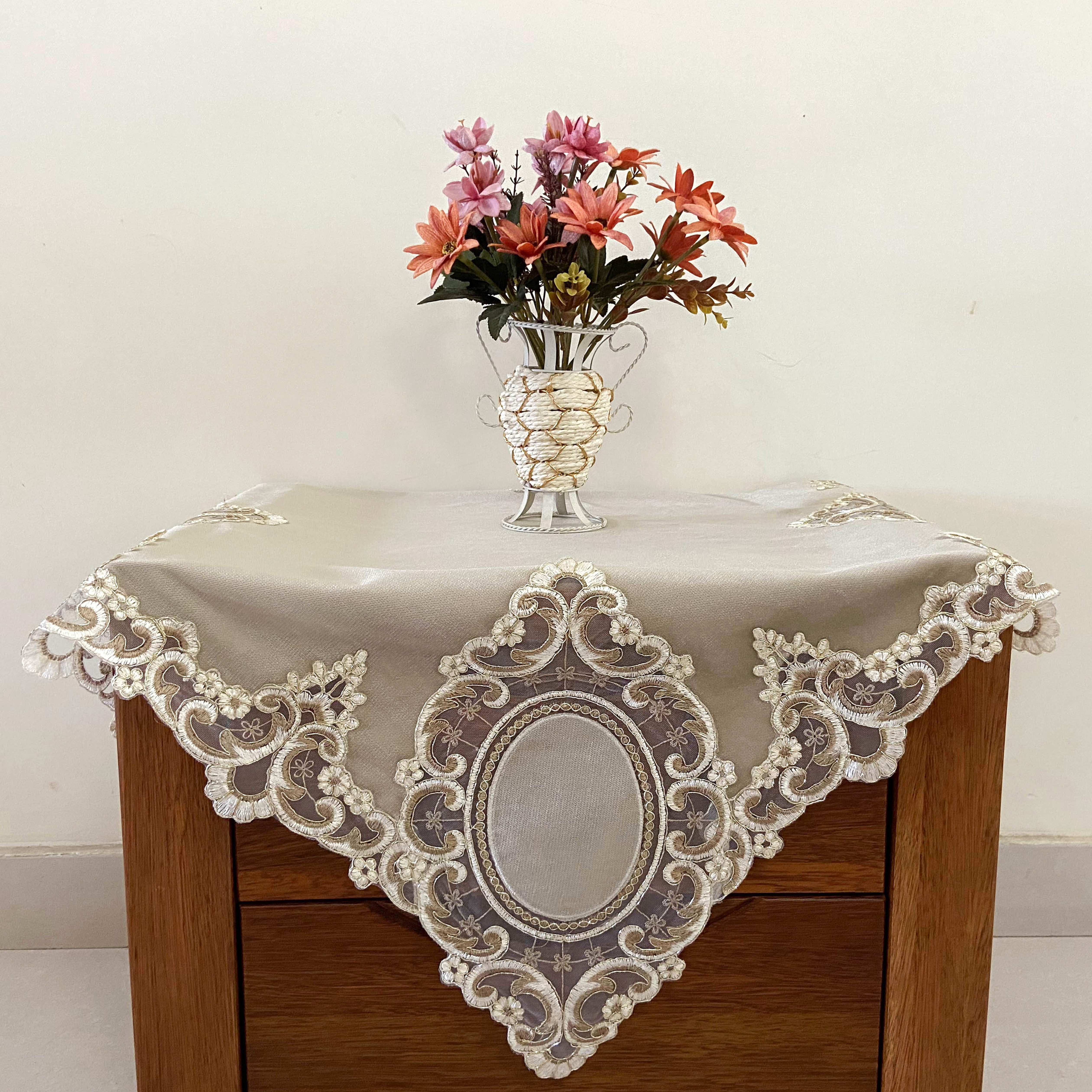 Gongsatin Rope Embroidery Solid Flower Tablecloth 85x85cm