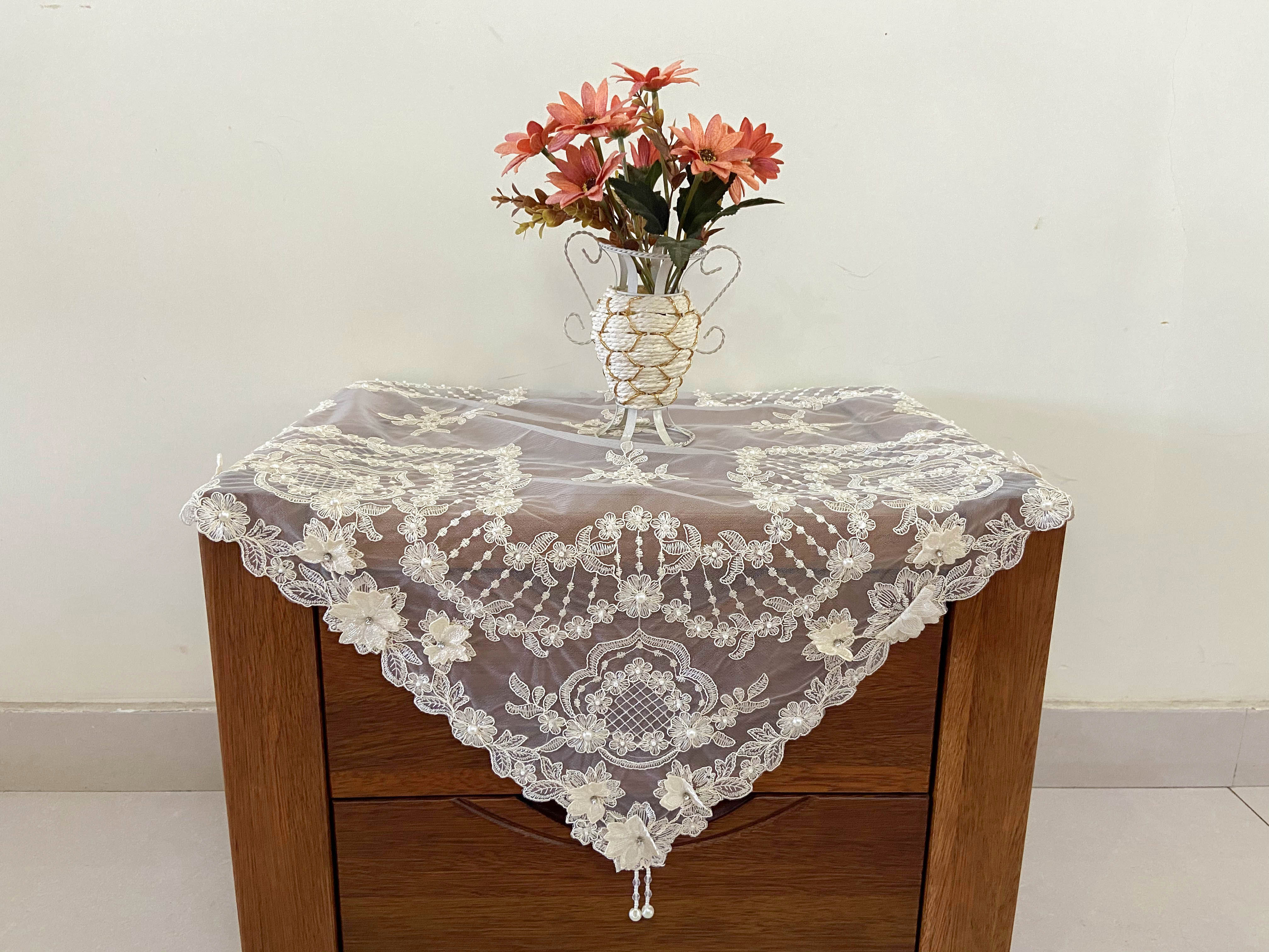 Tablecloth with Bunchy Yarn and Rope Embroidery