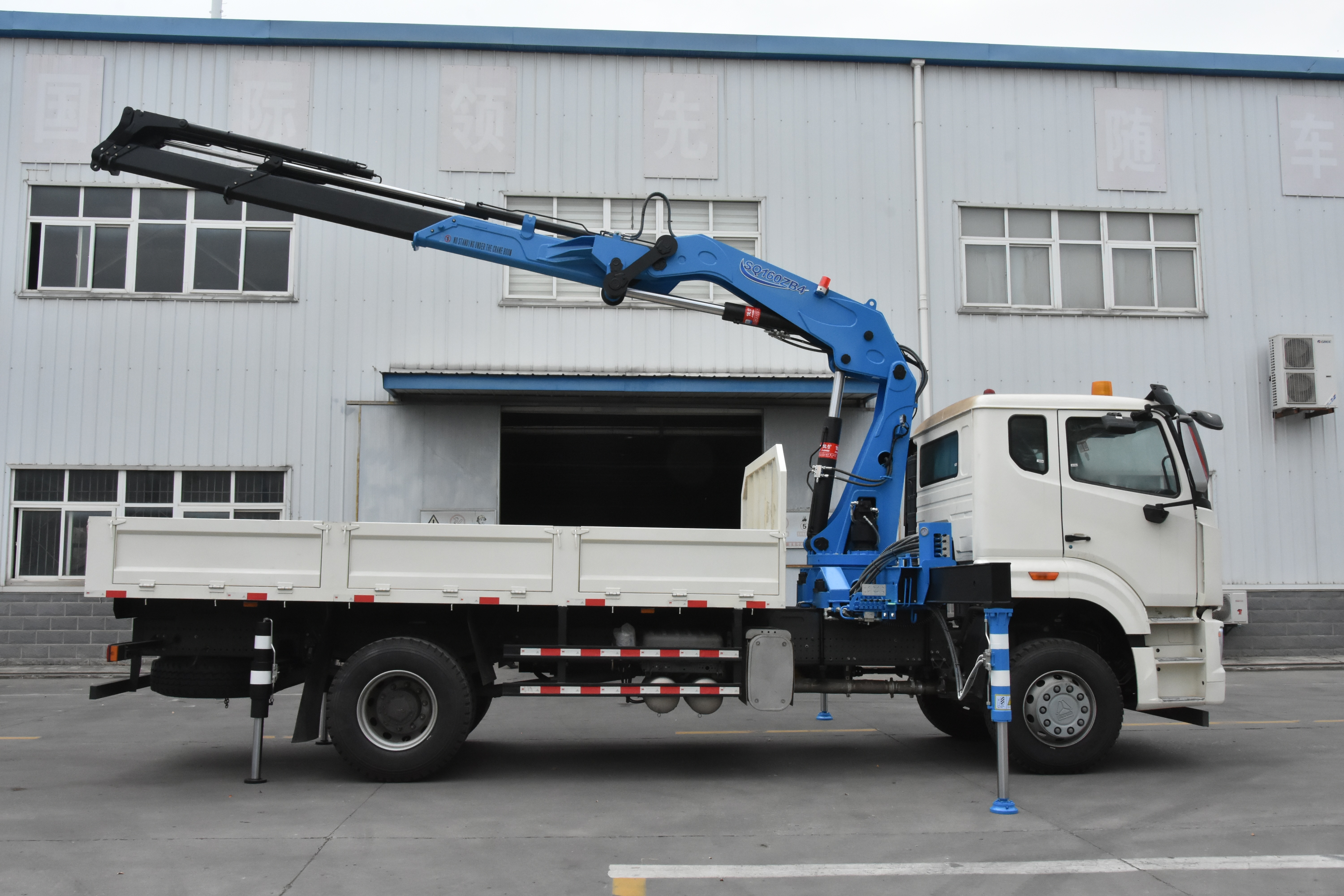 Truck Mounted Crane for Lifting and Transport