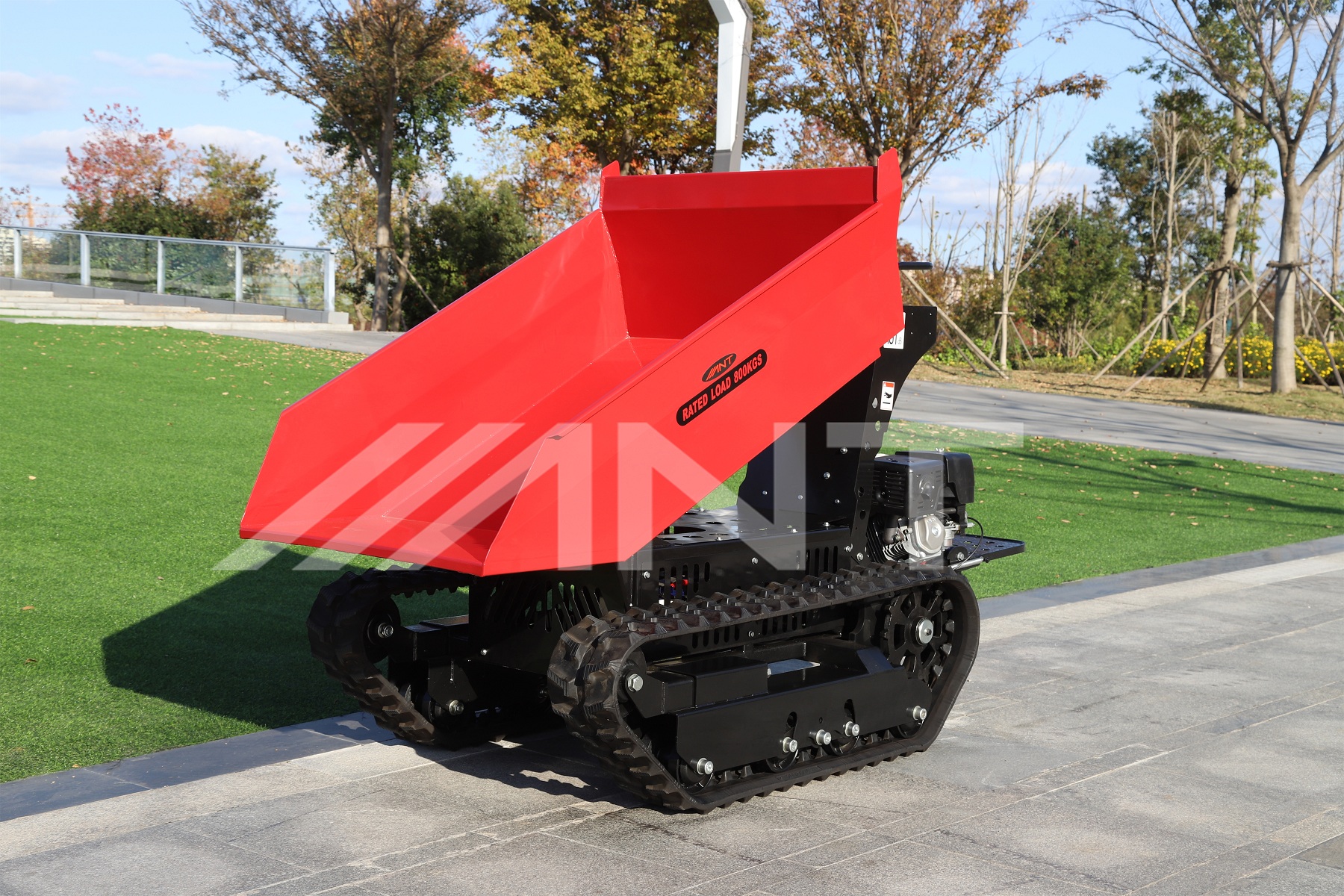 Gasoline-powered mini dumper with self-loading shovel for construction and plantation transport