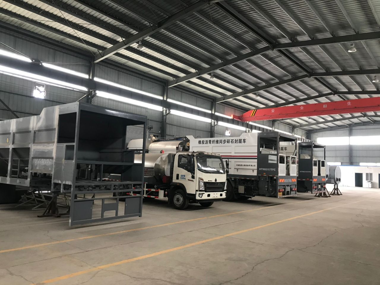 Synchronous Chip Sealer Truck / Asphalt Spreader
