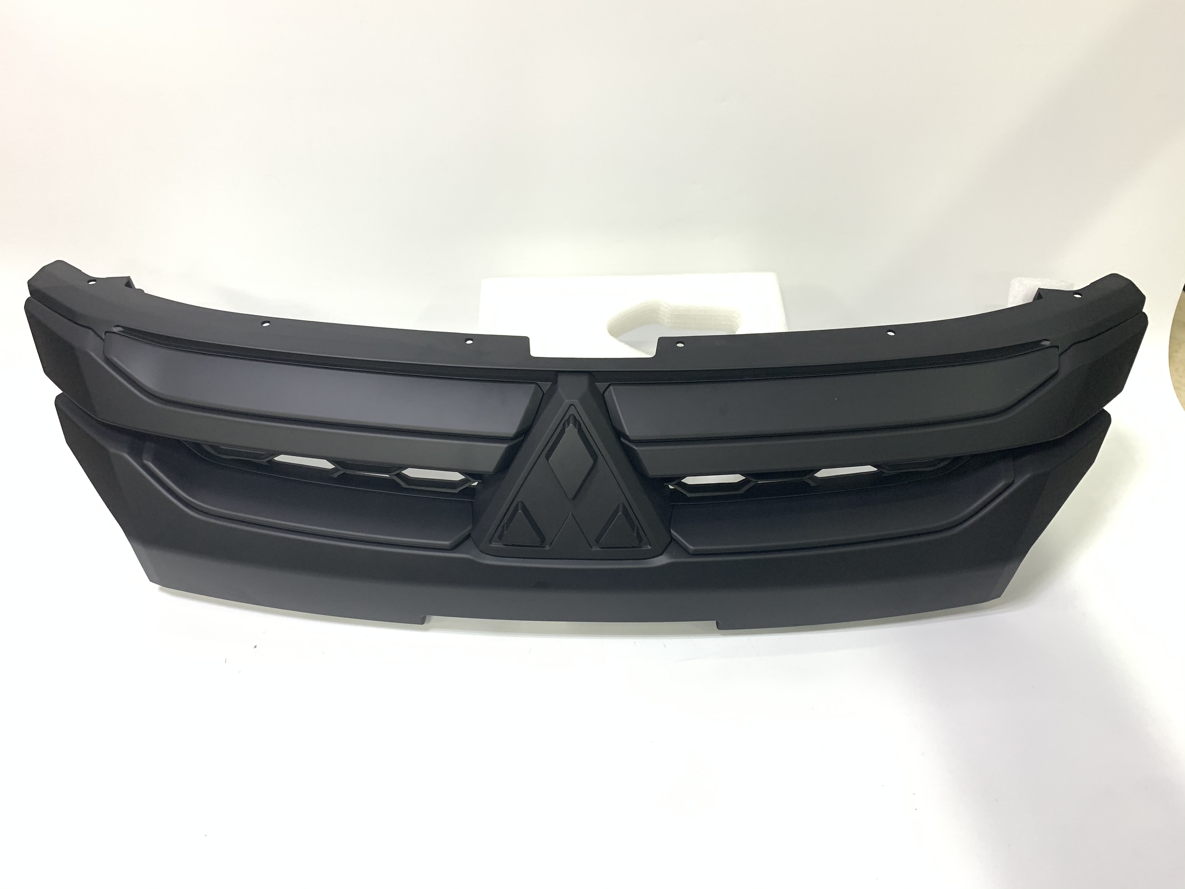 L200 2019 Black Grille