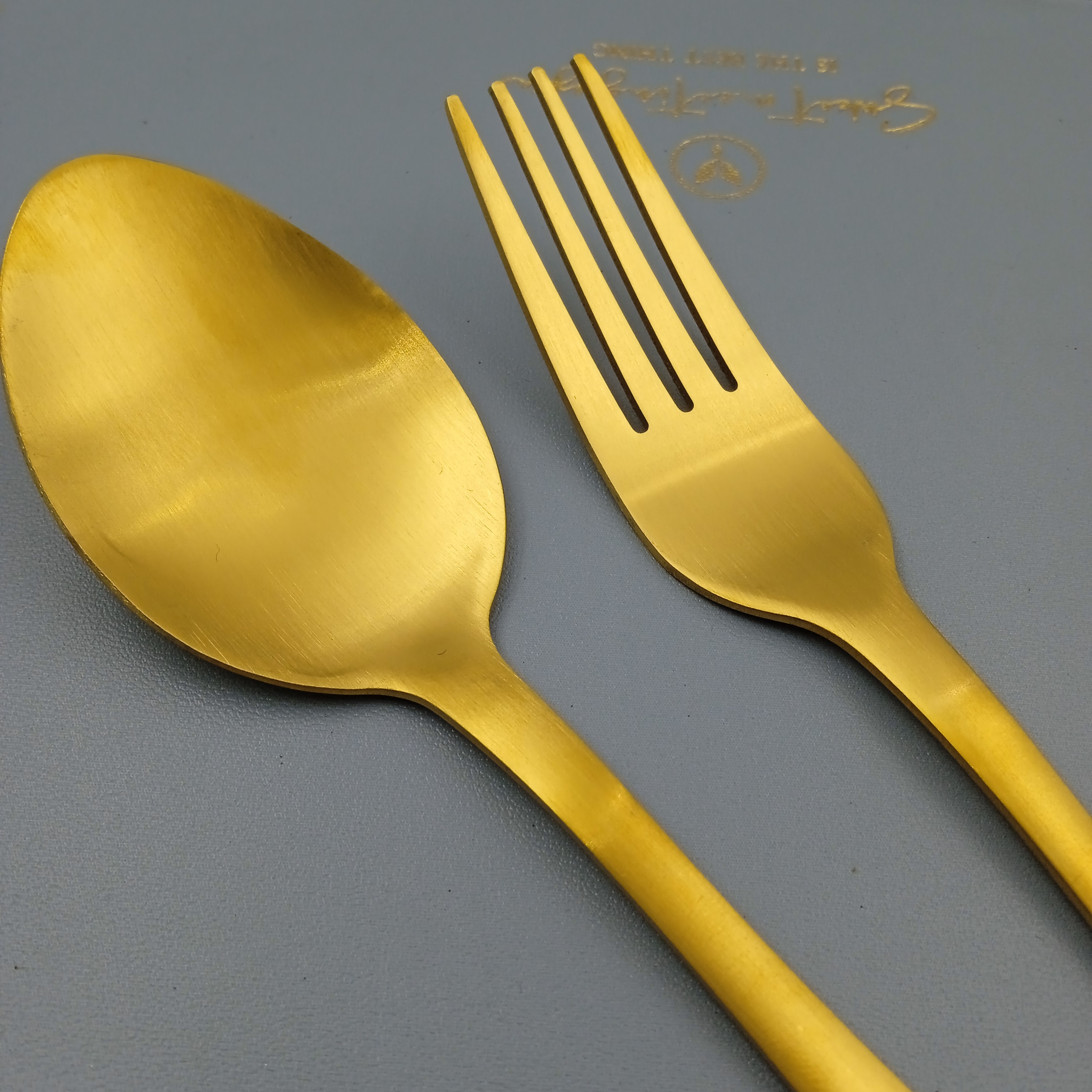 SS213 Fashion Design Gold Plating Satin Finishing Stainless Steel Cutlery Set