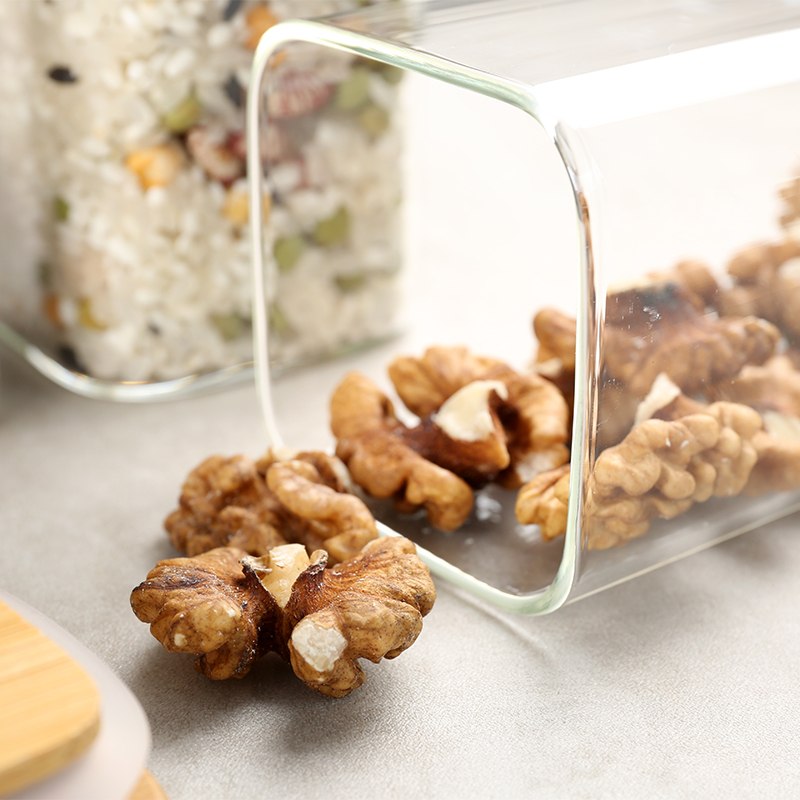 Heat-resistant glass canister with bamboo lid