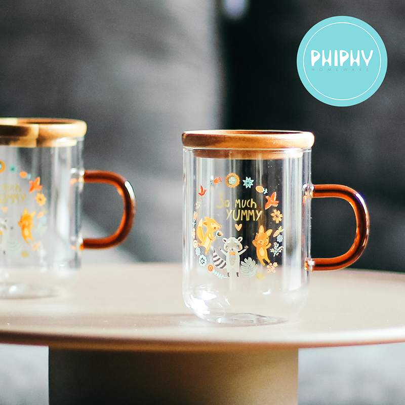 Color handled borosilicate glass mug with bamboo lid and decal