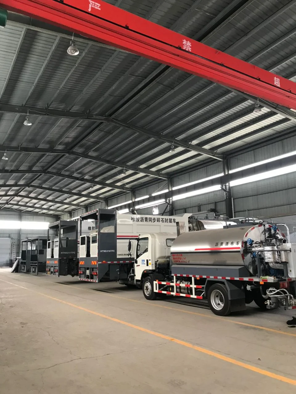 Synchronous Chip Sealer Truck for Road Construction